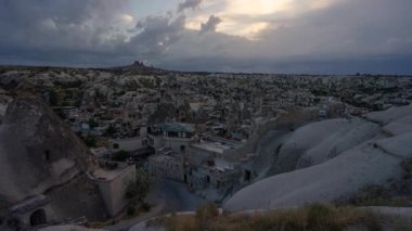 Goreme kasabasının Kapadokya, Merkez Anadolu, Türkiye ve Asya 'da gün batımında zaman aşımı