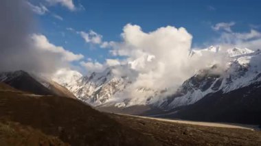 Himalayalar 'daki Kyanjin Gompa köyü Nepal Dağı' ndan Langtang Vadisi manzarasının zaman aşımı