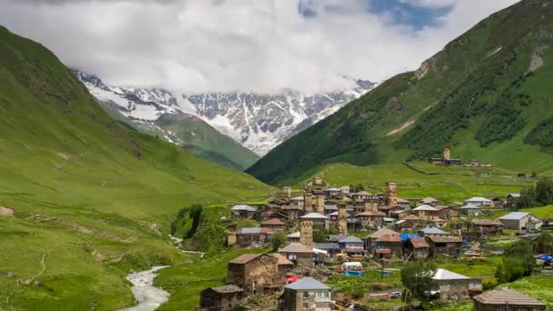 夏のウシュグリ村 コーカサス山脈に囲まれたヨーロッパで最も高い集落 ジョージア — ストック動画