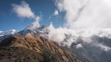 Mardi Himal, Pokhara, Nepal ve Asya 'nın üst perspektifinden Machapuchare zirvesinin zaman aralığı
