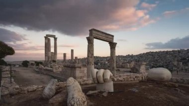 Amman Kalesi 'nin zaman aşımı, Roma harabesi ve Antik Asya' nın Ürdün, Arap ve Ortadoğu başkentinde günbatımında