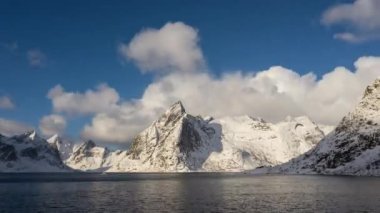 Hamnoy Köyü 'nden Olstind Dağı' nın en yüksek manzarası, Lofoten Takımadası 'ndaki balıkçı köyü, Norveç, İskandinavya, Avrupa