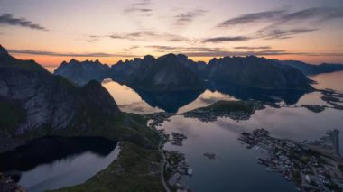 Reinebringen Dağı 'nın zirvesinden Lofoten Adası manzarası. Nordland Norveç, İskandinavya, Avrupa 'da yaz mevsiminde gece yarısı güneşi
