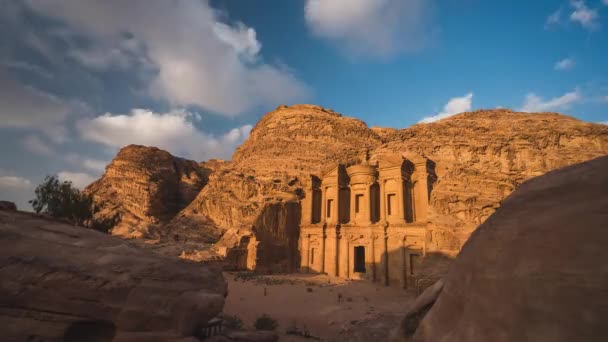 在Petra废墟中的修道院或阿德迪尔寺以及在日落时位于约旦 阿拉伯和中东的纳巴蒂安王国古城的时间流逝 — 图库视频影像