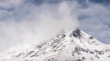Naike tepesinde hareket eden bulutlar, Manaslu çevre yürüyüşü, Himalaya dağları Nepal 'de.