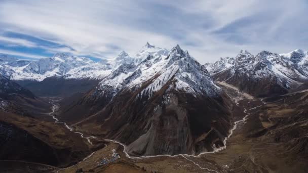 Samdo里からのManaslu山のピークビューを含むヒマラヤの山々の風景の時間経過 ネパール アジアのManasluサーキットトレッキングルートの最高のビューポイントの1つ — ストック動画