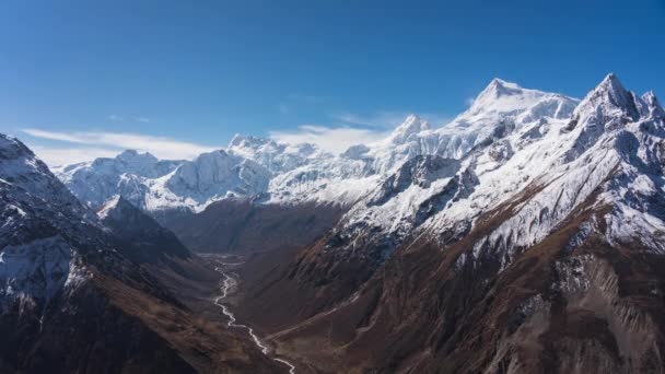 ネパール アジアのマナスル サーキット トレッキング ルートのヒマラヤ山脈 Samdo里から世界第8位のピークであるManaslu山のピークの時間経過 — ストック動画