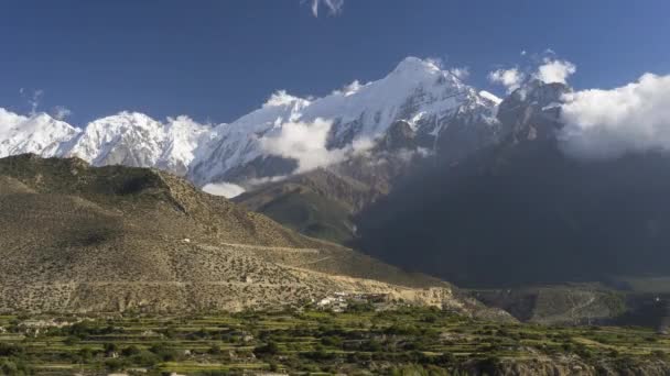 Zeitraffer Des Ausblicks Auf Den Nilgiri Gipfel Vom Dorf Jomsom — Stockvideo