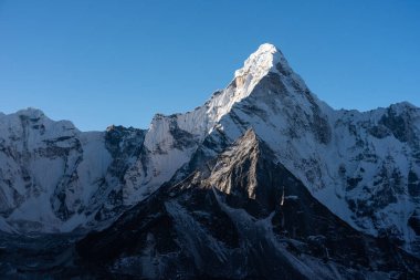 Ama Dablam dağ zirvesi, Everest 'in ana kampının ünlü zirvesi Chukung köyünden Himalaya dağlarının Nepal, Asya' daki sıradağlarından yürüyüş rotası görüntüsü.