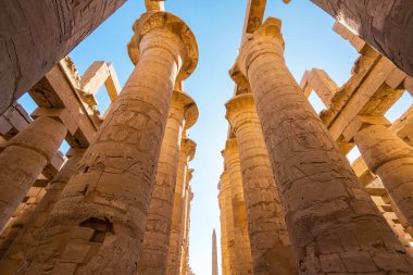Karnak tapınağındaki taş sütunlar dünyanın en büyük tapınağı Yukarı Mısır, Afrika 'daki Luxor şehrinde.