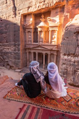 Petra antik kentinin perspektifinde oturan gezginler Hazine veya Hazine, Ürdün, Arap, Asya