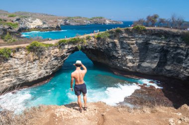 Endonezya, Asya 'da Nusa Penida' da Broken Beach 'in önünde duran bir adam.