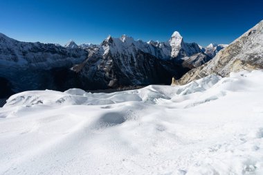 Ama Dablam dağının tepesi, Himalaya 'nın Everest bölgesinden Nepal, Asya' daki Everest bölgesinden görünüyor.