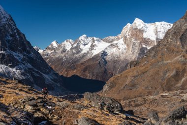 Himalayalar 'ın Nepal, Asya' daki dağları çevreleyen Mera Tepesi ana kampına giden yol.