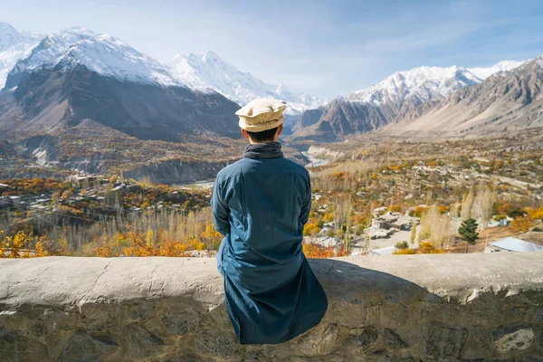 Homem Com Vestido Tradicional Sentado Parede Olhando Para Vale Hunza — Fotografia de Stock