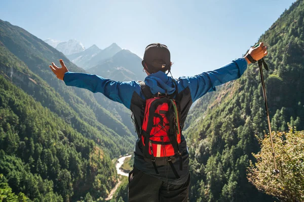 Everest Bölgesinde Dağın Tepesinde Yürüyüş Yapan Sırt Çantası Başarılı Bir — Stok fotoğraf