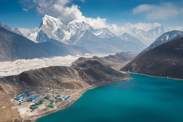 Landskap Gokyo Sjö Omgiven Himalaya Bergskedja Everest Bas Läger Vandringsled — Stockfoto