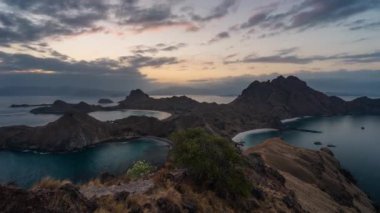 Komado Ulusal Parkı 'ndaki Padar adasının günbatımında, Endonezya' daki Flores Adası, Asya
