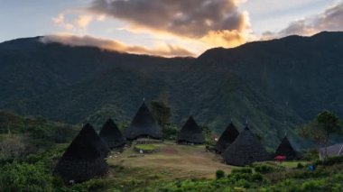 Flores adasındaki geleneksel Wae Rebo köyünün gündoğumunda zaman aşımı, Endonezya, Asya 'daki Komodo Ulusal Parkı