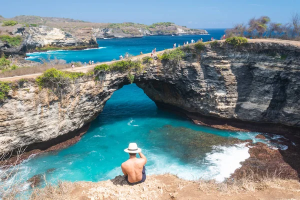 Homem Viajante Sentado Frente Broken Beach Nusa Penida Perto Ilha — Fotografia de Stock