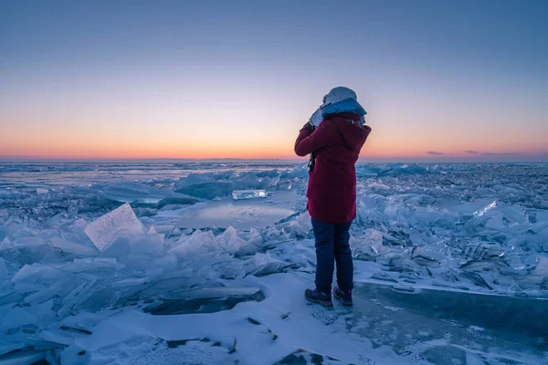 Ein Reisender Der Bei Sonnenaufgang Gefrorenen Baikalsee Auf Eis Steht — Stockfoto