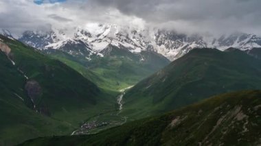 Shkhara dağ zirvesinin zaman aşımı, Gürcistan 'ın Ushguli köyündeki en yüksek dağ zirvesi, Gürcistan, Avrupa