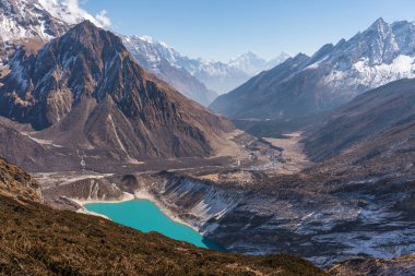 Birendra Gölü manzarası Manaslu ana kampından Himalaya dağlarının Nepal, Asya sıradağlarına kadar uzanır.