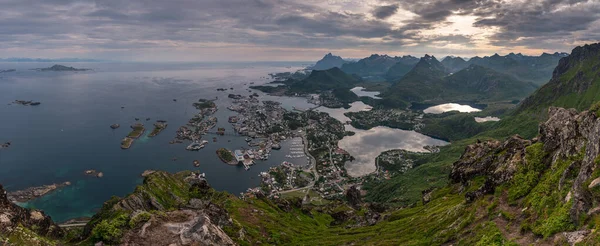 Yaz mevsiminde Floya Dağı 'nın tepesinden Svolvaer balıkçı köyünün panoramik manzarası, Norveç, Avrupa' da Lofoten Adası