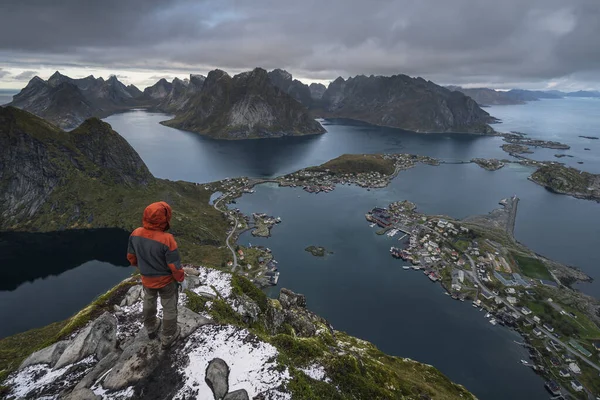 Homem Viajante Topo Montanha Reinebringen Pico Reine Vila Piscatória Lofoten — Fotografia de Stock