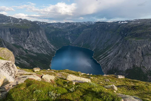 美丽的高山和湖泊 通往挪威敖达的特罗尔通加悬崖 欧洲斯堪的纳维亚半岛 — 图库照片