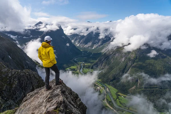 在挪威 斯堪的纳维亚 一个男人站在岩石上眺望高山 — 图库照片