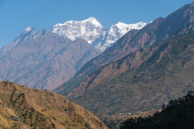 Asya, Nepal 'deki Himalaya Dağları' ndaki Manaslu Pist yürüyüş rotasından Saula Dağı zirvesi manzarası