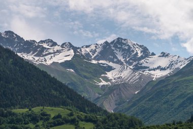 Yaz mevsiminde Svaneti bölgesindeki Mestia kasabasının etrafındaki Kafkas dağları, Gürcistan, Avrupa