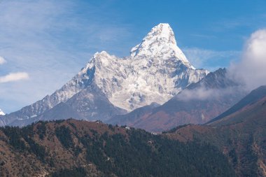 Ama Dablam dağ zirvesi, Everest 'in ana kamp yürüyüş rotasındaki en ünlü tepe, Nepal, Asya' daki Himalaya dağ sırası.