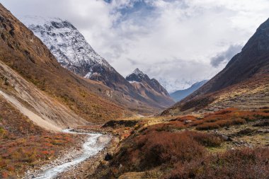 Himalaya dağları, Nepal, Asya 'daki Manaslu çevresindeki kar dağları yürüyüş rotası