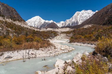 Himalaya dağları ve akarsu akıntısı, Asya, Nepal 'de Manaslu' daki Bimthang köyünün erimiş buzulu manzarasından geliyor.