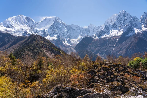 Himalaya Dağları Manaslu 'nun Bimthang köyünden manzara manzarası Nepal, Asya' da yürüyüş rotası