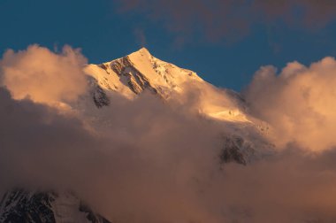 Şili 'deki Peri çayırından Nanga Parbat dağları üzerinde akşam gün batımı ışığı Gilgit Baltistan, Pakistan, Asya' daki Himalaya dağları manzarası