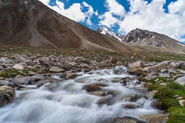 Yaz mevsiminde Wari la yüksek dağlarındaki kar dağlarından gelen akarsu, Hindistan 'da Leh, Ladakh bölgesinde Himalaya dağları, Asya' da