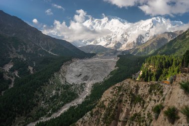 Nanga Parbat dağ zirvesi yaz mevsiminde Peri çayırından Himalaya dağları Chilas 'ta, Gilgit Baltistan Pakistan' da, Asya 'da