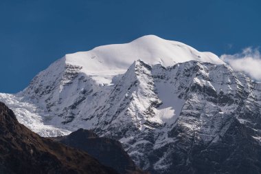 Manaslu 'daki Lho köyünden Saula dağ zirvesi manzarası Nepal, Asya' daki Himalaya dağları sıraları.