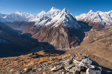 Himalaya dağlarının güzel manzarası Samdo Ri 'nin tepesinden, Manaslu' nun Nepal, Asya 'daki yürüyüş rotasından görülebilir.