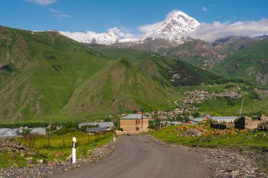 Kazbeg Dağı 'nın zirvesindeyken Kazbegi kasabasına giden yol yaz mevsiminde, Gürcistan, Avrupa