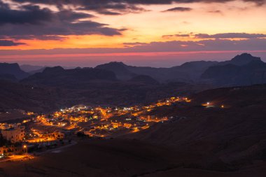 Petra ya da Wadi Musa şehrinin geceleri Ürdün, Arap, Asya şehirleri