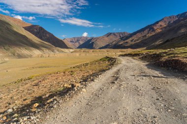 Yaz mevsiminde Zanskar Vadisi 'ne giden yol, Ladakh bölgesindeki uzak Himalaya Dağı' nın bölgesi, Kuzey Hindistan, Asya