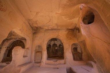 Kapadokya 'daki Zelve açık hava müzesindeki dağların içindeki antik mağara, Orta Anadolu, Türkiye, Asya