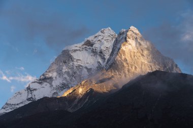 Ama Dablam dağının tepesinde akşam gün batımı. Everest ana kampı yürüyüş rotasında. Himalaya dağları Nepal, Asya 'da.