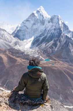 Ama Dablam Dağı 'nın tepesinden Nangkart Shank bakış açısıyla seyreden bir yürüyüşçü Everest' in ana kampı Nepal, Asya 'da yürüyüş yapıyor.