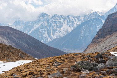 Chola 'yı geçtikten sonra Tagnag köyüne giden yol Everest' teki ana kamptan geçer Nepal, Asya 'daki Himalaya dağlarının eteklerine ulaşır.