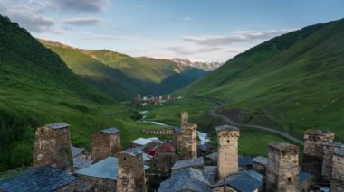 Avrupa 'nın en yüksek yerleşim yeri olan Ushguli köyü, bir sabah içinde Kafkasya sıradağlarıyla çevrili, Gürcistan' ın Svaneti bölgesi, Avrupa